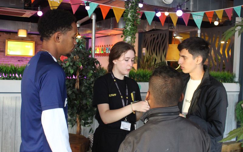 students talking to SU Staff